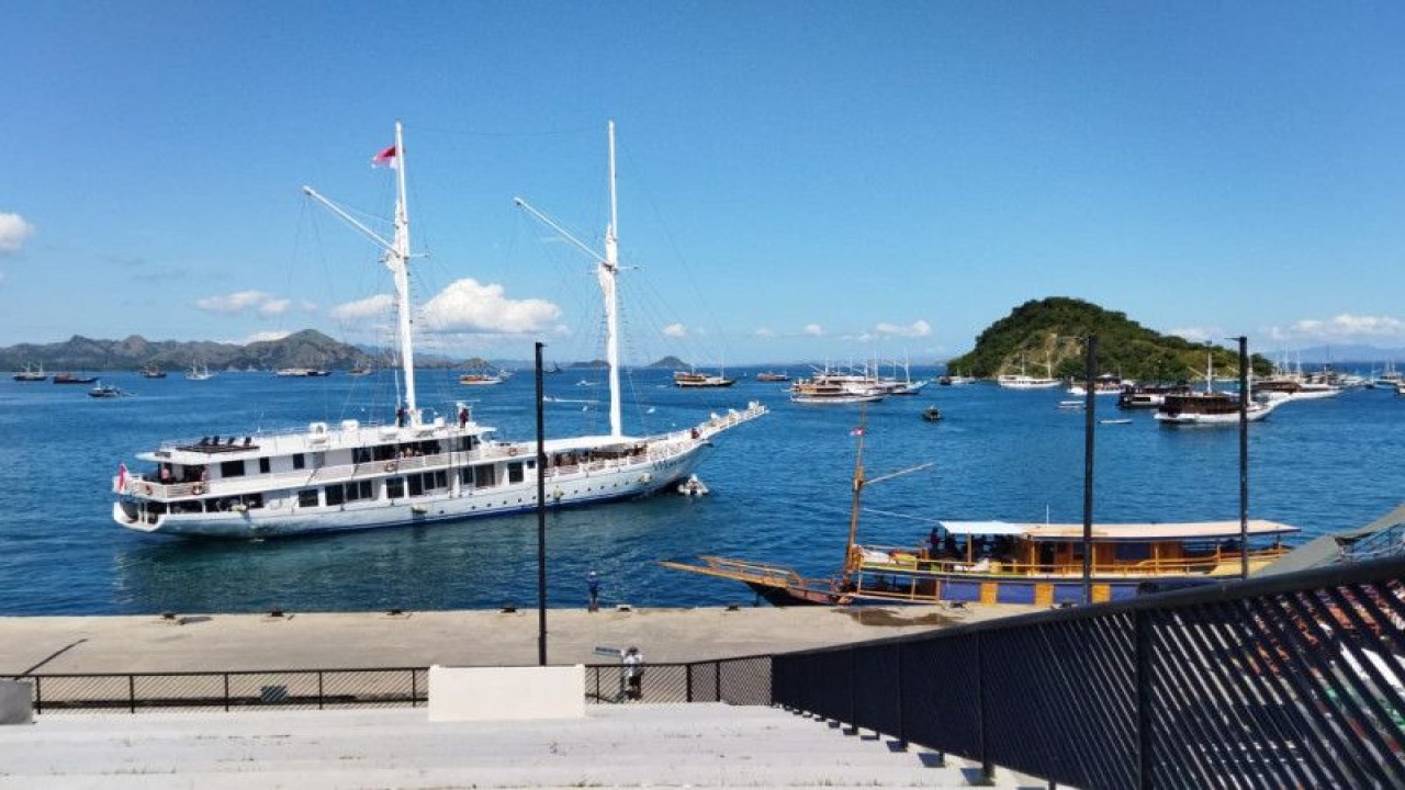 Ilustrasi - Kapal wisata yang berlabuh di Dermaga Marina Labuan Bajo, Manggarai Barat, NTT. (ANTARA/Fransiska Mariana Nuka)