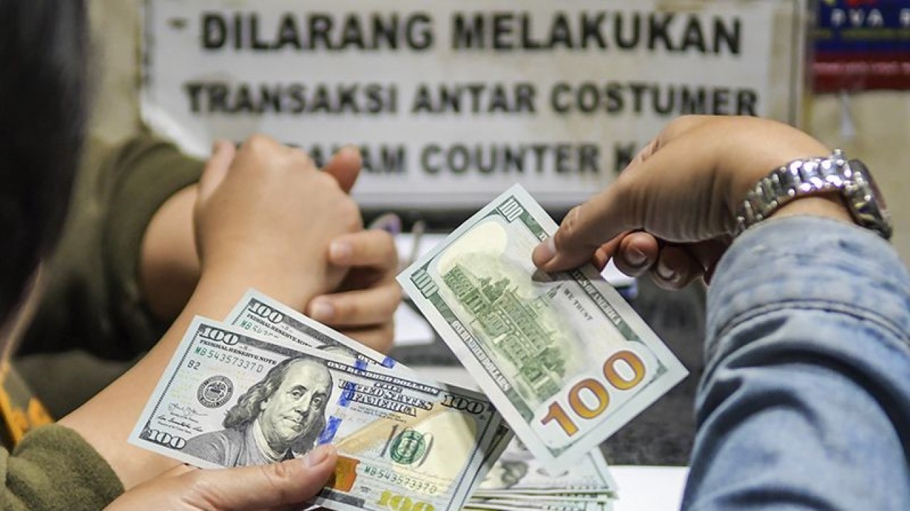 Ilustrasi - Warga menukarkan mata uang dolar AS di sebuah gerai money changer di Jakarta. ANTARA FOTO/Galih Pradipta/wsj/aa. (ANTARA FOTO/GALIH PRADIPTA)