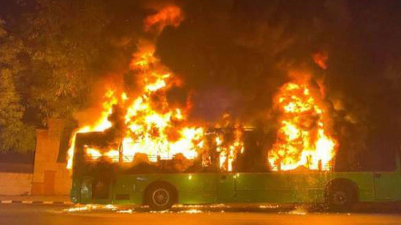 Bus terbalik dan terbakar di India/ist  