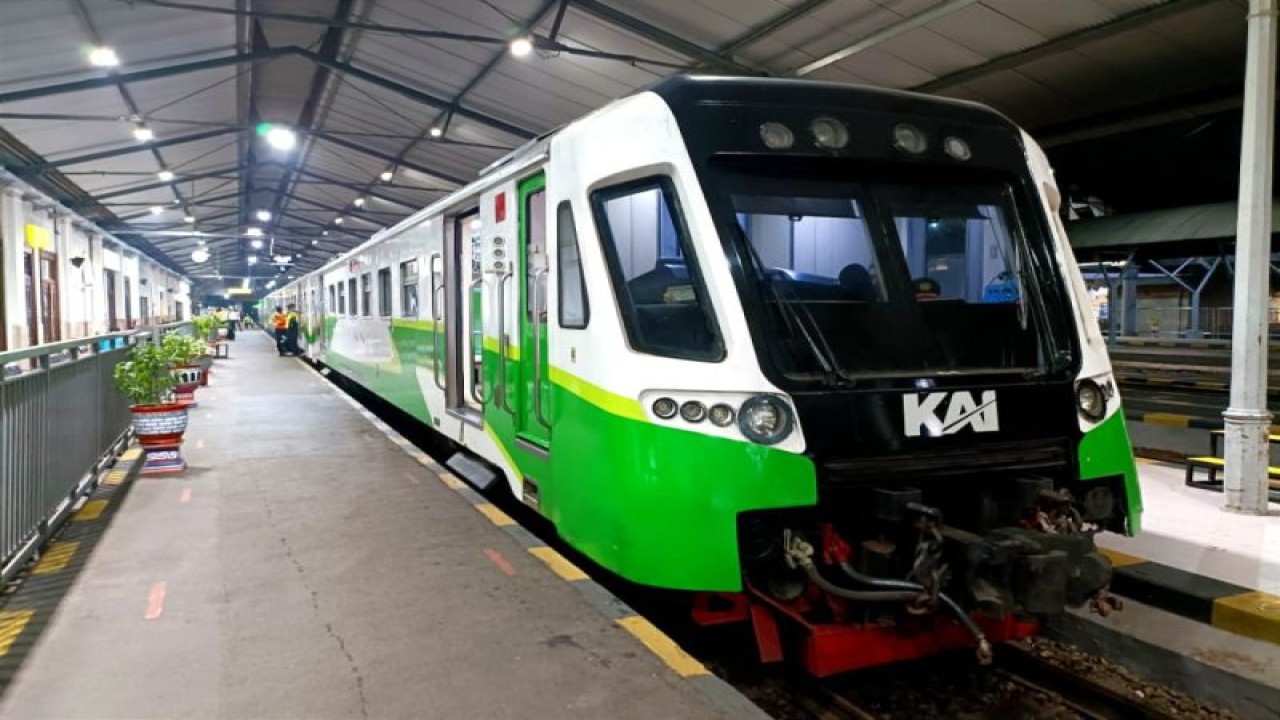 Foto Arsip - Petugas berjaga di dekat KA Commuter di Stasiun Gubeng Surabaya, Minggu (14/5/2023). (ANTARA/Naufal Ammar Imaduddin)