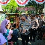 Kabaharkam Polri tinjau program Polisi RW di Surabaya-1690451964
