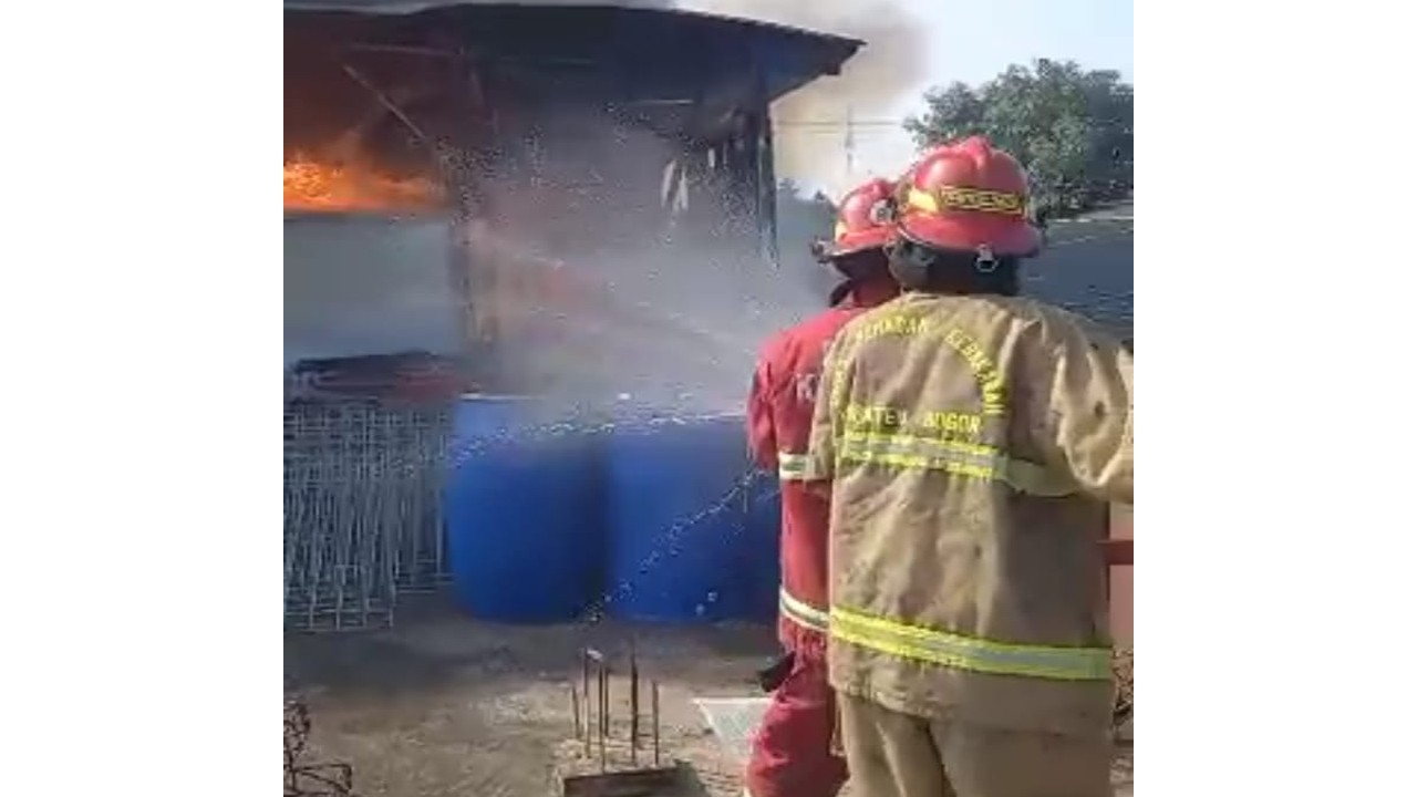 Kebakaran melanda sebuah toko material yang berada di Jalan Kreteg Pagelaran, Kelurahan Padasuka Kecamatan Ciomas Kabupaten Bogor, Jawa Barat pada Sabtu pagi. (has)