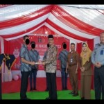 Kepala Kanwil Kemenkumham Kalsel Faisol Ali saat menyerahkan remisi kepada anak binaan LPKA Kelas I Martapura. (ANTARA/Firman)-1690444744