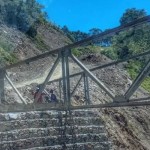 Kondisi jembatan Demaisy saat sedang dilakukan perbaikan. (ANTARA/HO-Dokumen PUPR Papua Barat)-1690371873