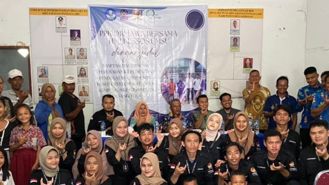 Tim Program Penguatan Kapasitas Organisasi Mahasiswa HMJ Kessos FISIP UMSU foto bersama dengan warga masyarakat Desa Sei Tuan, Kecamatan Pantai Labu, Kabupaten Deli Serdang di Aula Kantor Desa. (ANTARA/Juraidi)