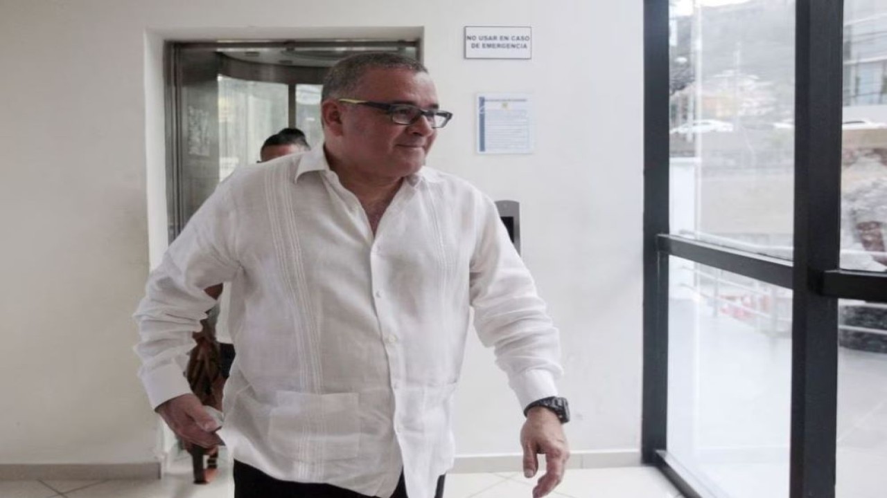 Mantan Presiden El Salvador Mauricio Funes tiba di kantor Jaksa Agung di San Salvador pada 3 Februari 2016. (Jose Cabezas/Reuters)