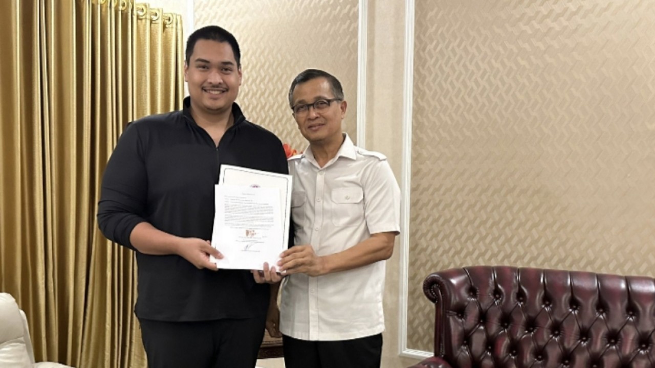 Menpora Dito Ariotedjo bersama ketua PP PTMSI, Oegroseno