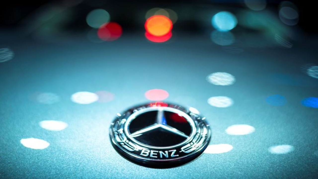 Logo Mercedes-Benz terlihat di Bangkok International Motor Show ke-43, di Bangkok, Thailand, 22 Maret 2022. (Athit Perawongmetha/Reuters)