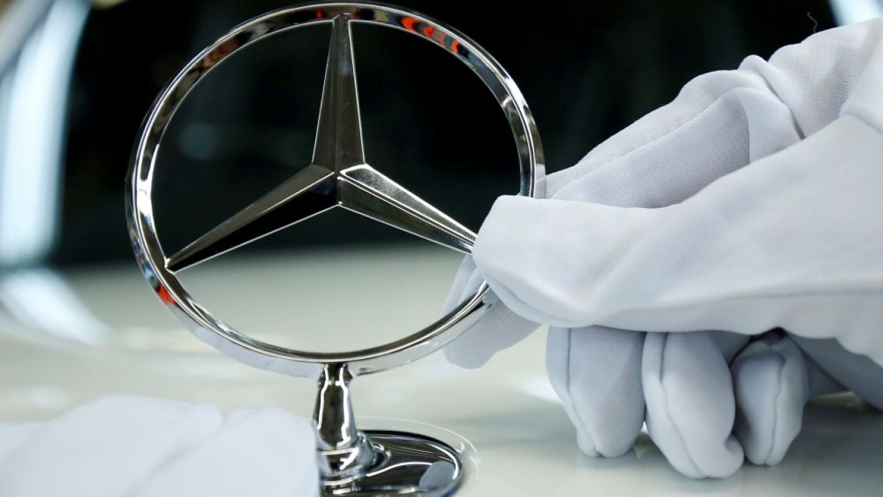 Ilustrasi. Logo Mercedes-Benz. (Reuters)