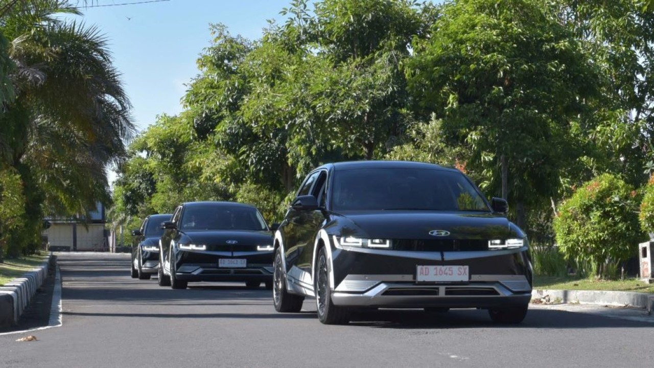 Tiga mobil listrik Hyundai Ioniq 5 bakal melintas di Jalan Merdeka Barat kompleks perkantoran Terpadu Pemkab Boyolali, Rabu (12/7/2023). (Diskominfo Kabupaten Boyolali)