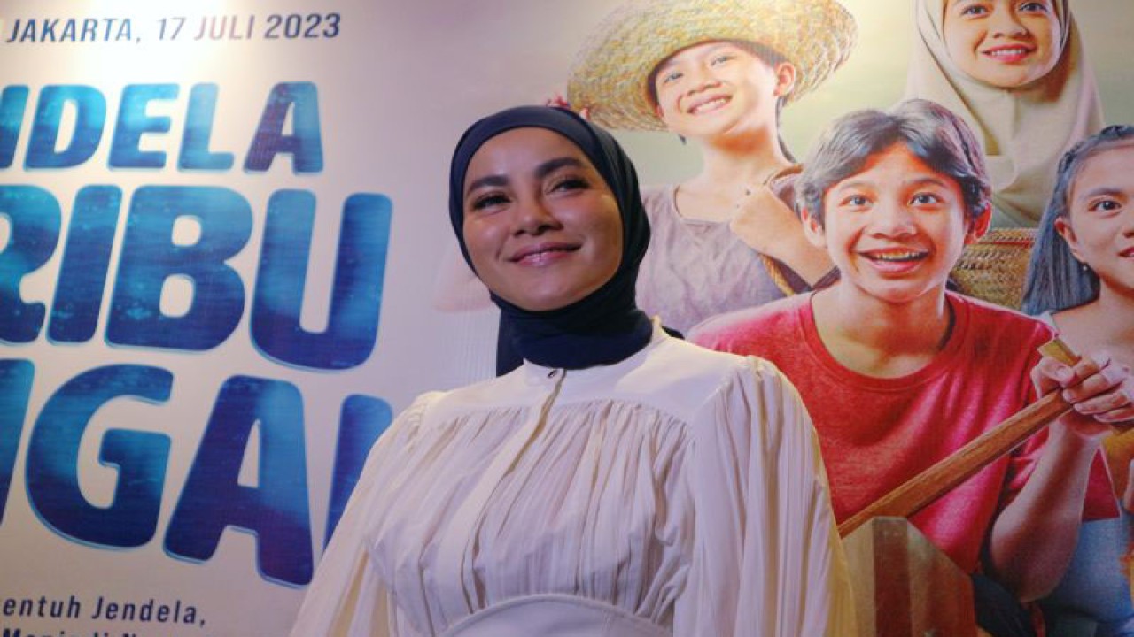Aktris Olla Ramlan pada pemutaran perdana film “Jendela Seribu Sungai” di XXI Plaza Senayan, Jakarta Pusat, Senin (17/7/2023). (ANTARA/Pamela Sakina)