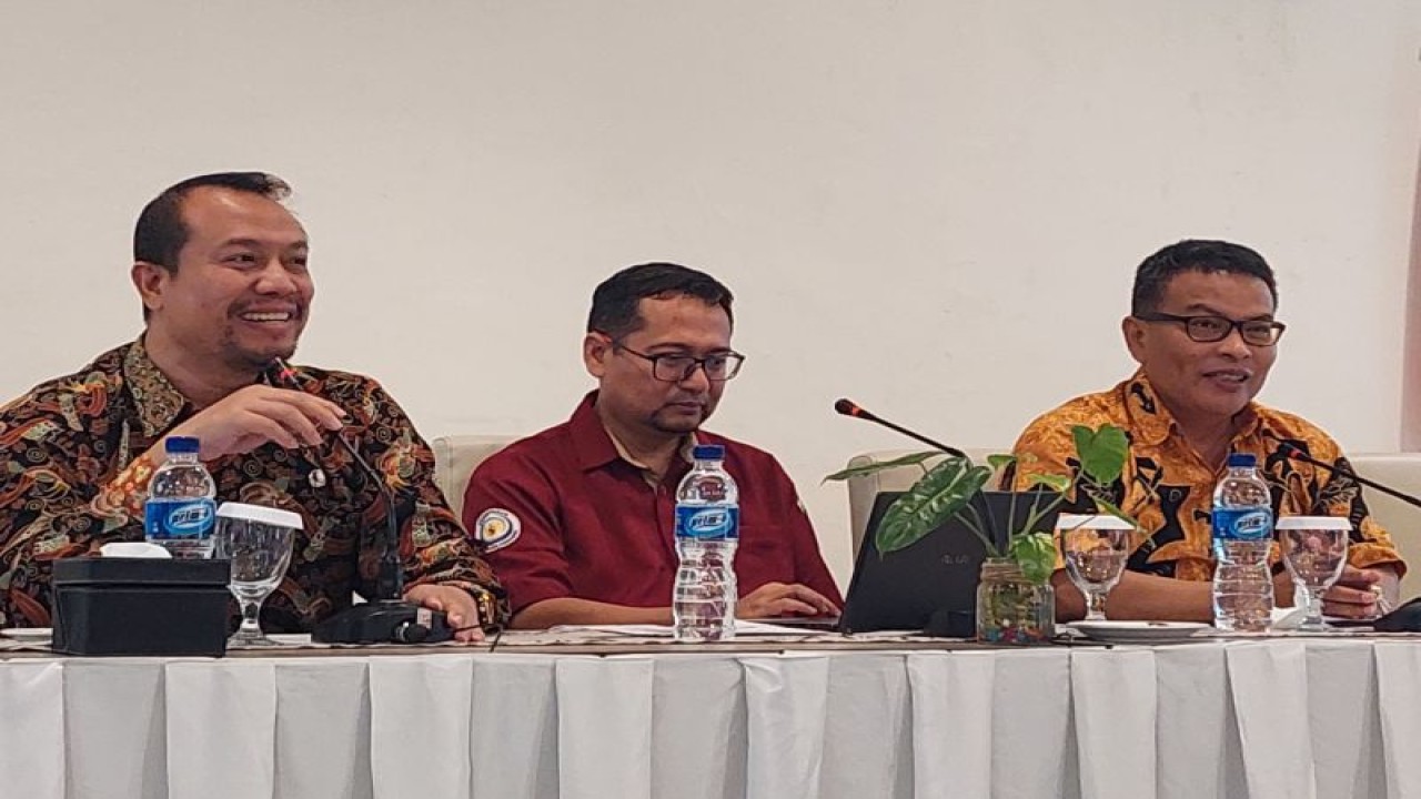 Kepala Bapperida Provinsi Papua Barat Daya Rahman tengah memaparkan program Pemerintah Provinsi Papua Barat Daya pada kegiatan konsultasi publik lanskap masyarakat adat Moi Kelim, Kampung Malaumkarta, Kabupaten Sorong di Vega Hotel Kota Sorong, Kamis (27/7) (ANTARA/Yuvensius Lasa Banafanu)