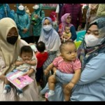 Para orang tua mengantarkan anaknya berobat ke Puskesmas, Jakarta, Kamis (28/9/2022). ANTARA/Luthfia Miranda Putri-1690791005