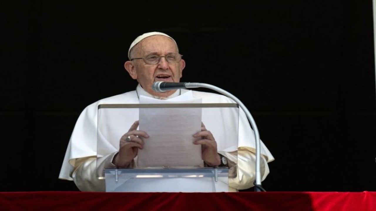 Paus Fransiskus memimpin doa Angelus dari jendelanya, di Vatikan, 9 Juli 2023. (Vatican Media/Reuters)