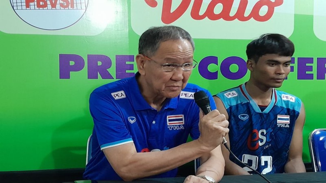 Pelatih tim nasional voli Thailand Park Ki-won dalam acara konferensi pers usai pertandingan menghadapi Filipina pada ajang SEA V League 2023 di GOR Candradimuka Padepokan Voli Jenderal Polisi Kunarto, Sentul, Bogor, Sabtu (22/7/2023). (ANTARA/FAJAR SATRIYO)