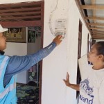 Pemasangan kilomter listrik PLN di Kubu Raya (ANTARA/Hendra)-1690454727
