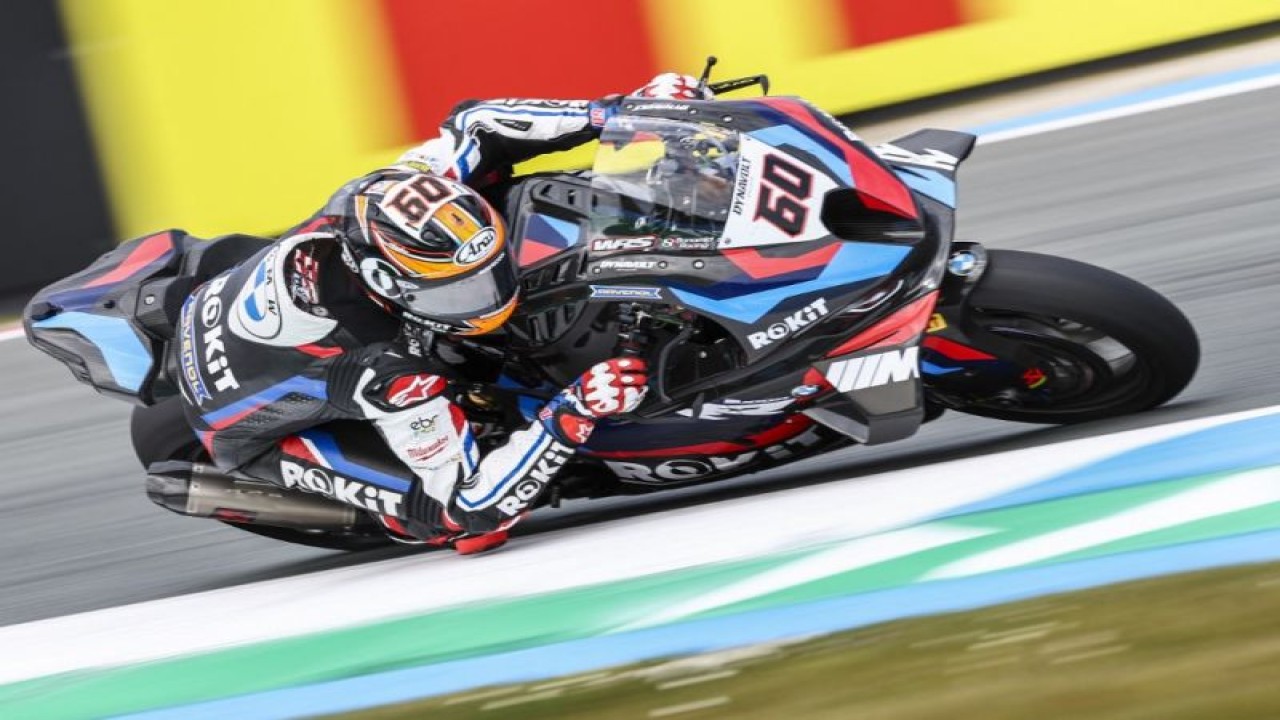 Pebalap Michael van der Mark saat melakoni sesi latihan bebas (free practice/FP) jelang balapan utama World Superbike (WSBK) Belanda di TT Circuit Assen, pada 21 April 2023. (ANTARA/AFP/VINCENT JANNINK)