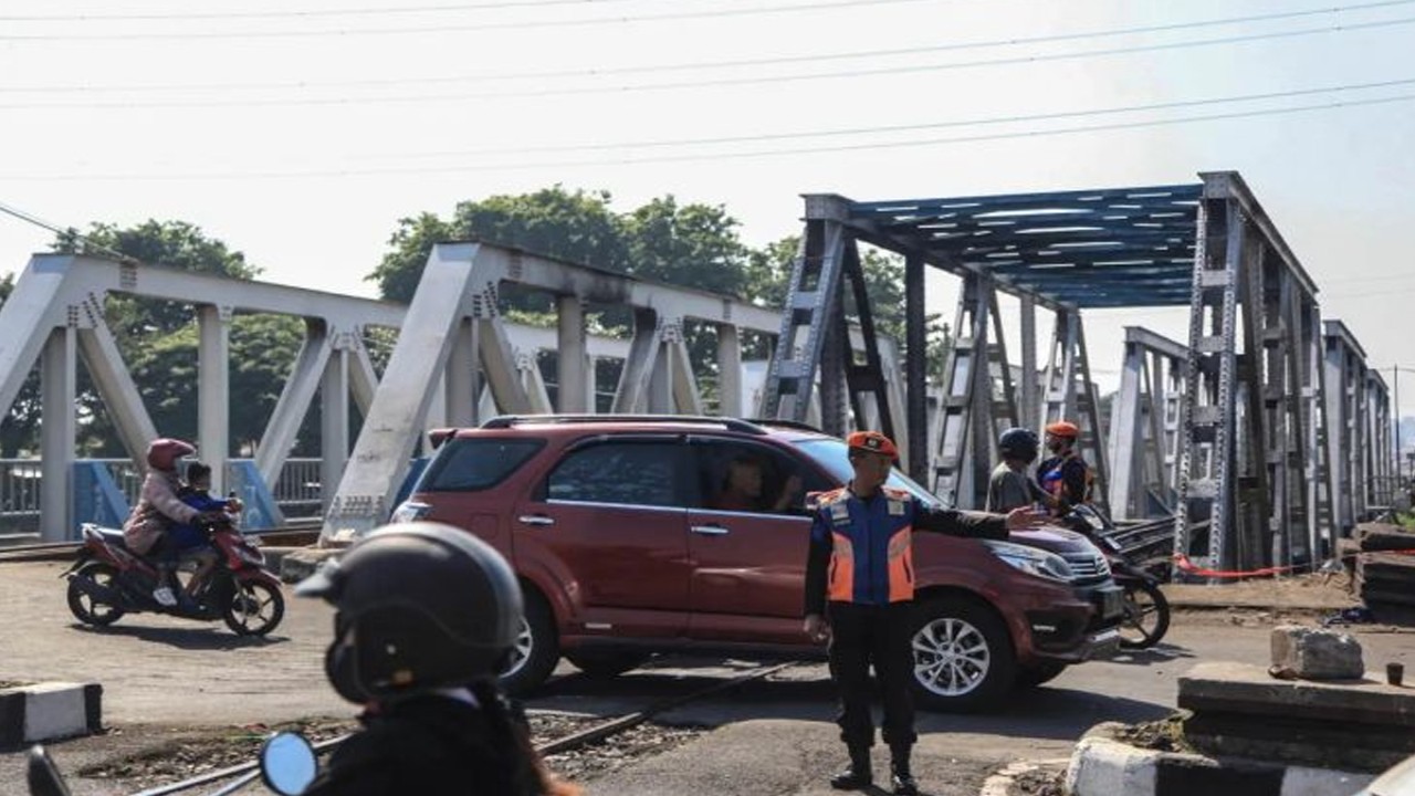 Petugas mengatur lalu lintas di kawasan jalur pascakecelakaan truk tertabrak kereta api (KA) 112 Brantas di perlintasan kereta api petak jalan Jerakah - Semarang Poncol, Madukoro Raya, Semarang, Jawa Tengah, Rabu, 19 Juli 2023. (Antara Foto/Makna Zaezar)