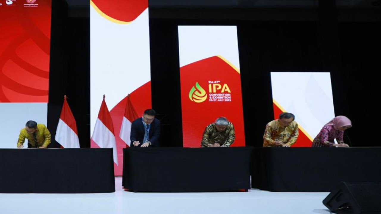 Suasana penandatanganan perjanjian jual beli untuk akuisisi kepemilikan Shell Upstream Overseas Services (I) Limited (SUOS) di Blok Masela. ANTARA/HO-Pertamina