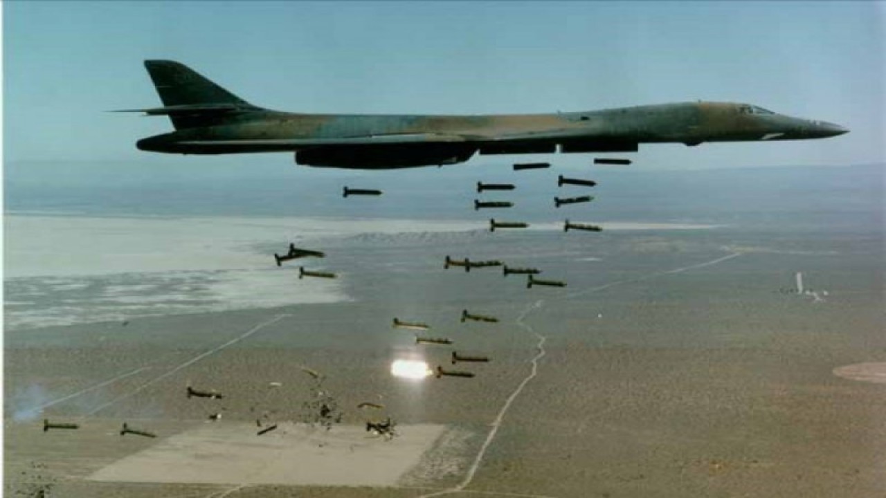 Pesawat B-1 Lancer AU Amerika Serikat sedang menjatuhkan bom tandan/file (en.wikipedia.org)