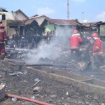 Petugas damkar memadamkan api yang menghanguskan 30 unit rumah di Kelurahan Legok, Kota Jambi, Kamis (27/7/2023). (ANTARA/HO)-1690446441