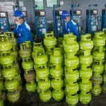 Petugas sedang melakukan pengisian gas LPG bersubsidi 3 kilogram. ANTARA/HO-Pertamina Patra Niaga-1690455609