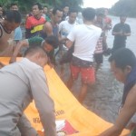 Polisi mengevakuasi jasad korban tenggelam di Sungai Ogan, Jumat. (ANTARA/Edo Purmana/23)-1690545188