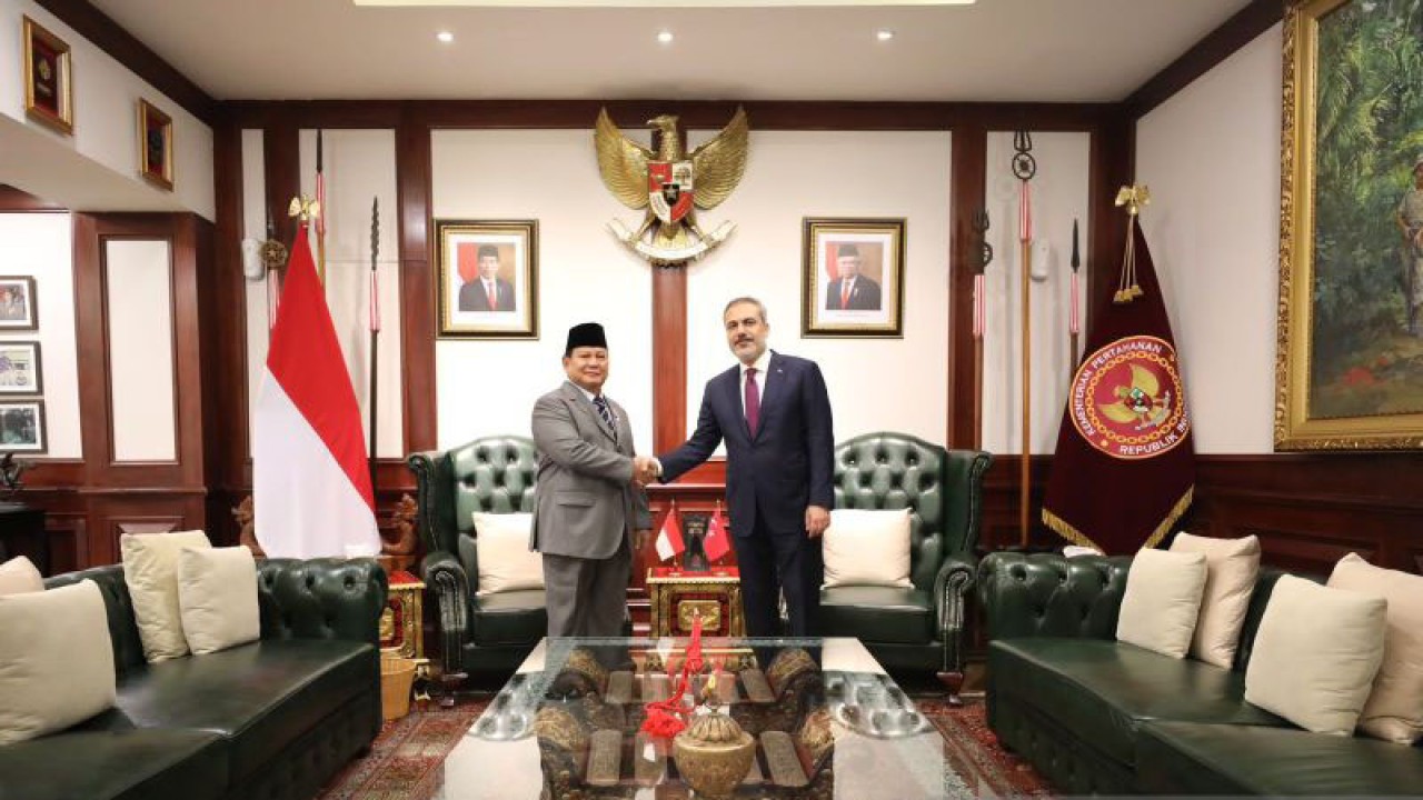 Menteri Pertahanan Prabowo Subianto bersama Menteri Luar Negeri Turki H.E. Mr. Hakan Fidan di kantor Kementerian Pertahan RI, Jakarta, Sabtu (15/7/2023). (ANTARA/HO-Humas Kementerian Pertahanan)