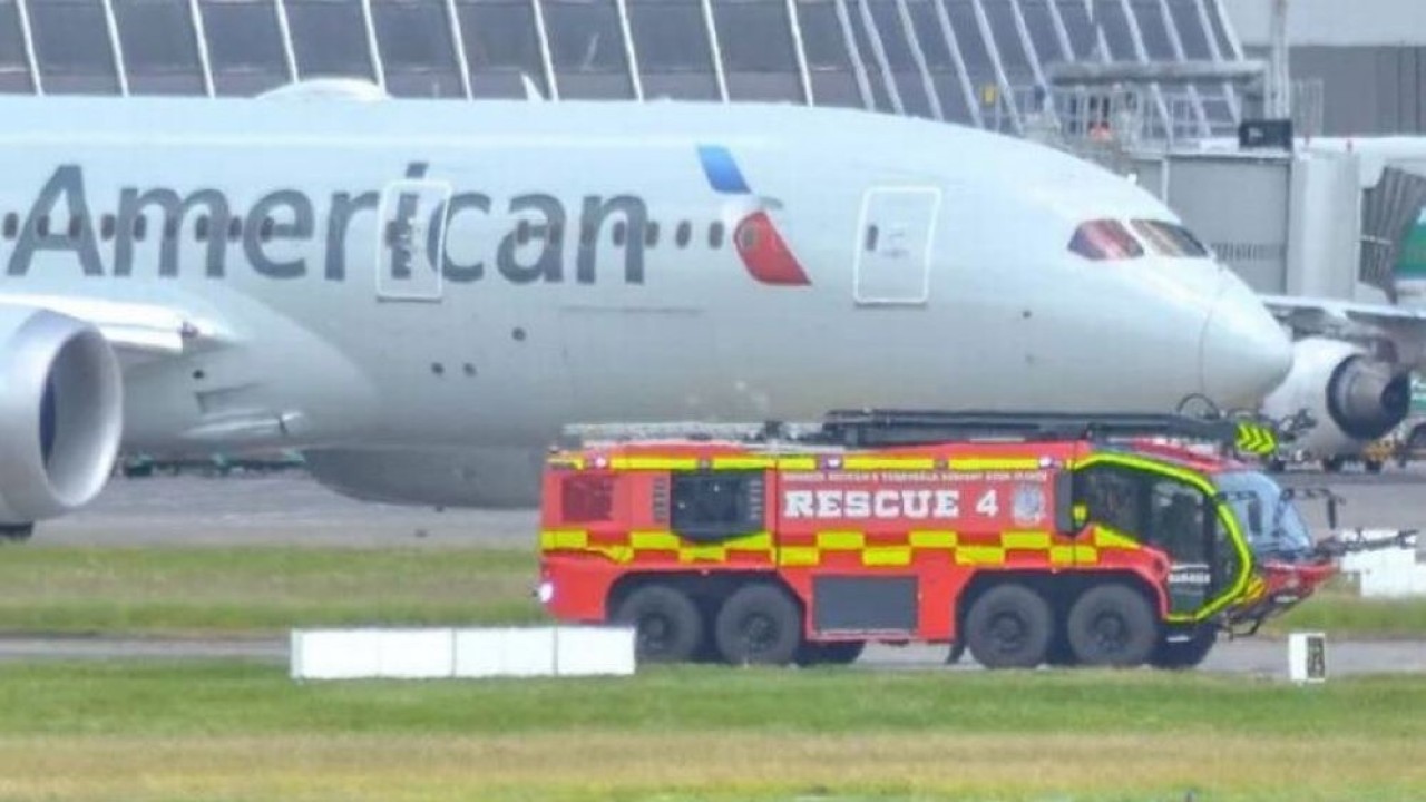 Penerbangan American Airlines yang melakukan pendaratan darurat di Bandara Dublin pada Rabu, 21 Juni 2023, setelah seorang parmugari Carol Wright pingsan dan meninggal dunia. (Twitter @Shauns_Aviation/Irish Star)