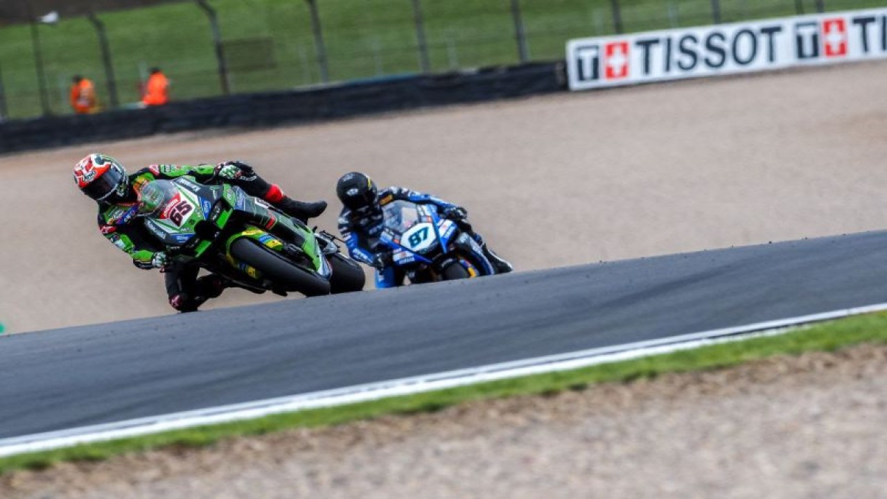 Jonathan Rea (Kawasaki Racing) dan Toprak Razgatlioglu (Pata Yamaha Prometeon) melaju di sesi latihan bebas WSBK di Sirkuit Donington Park, Inggris, Jumat (30/6/2023). (ANTARA/HO/WSBK)