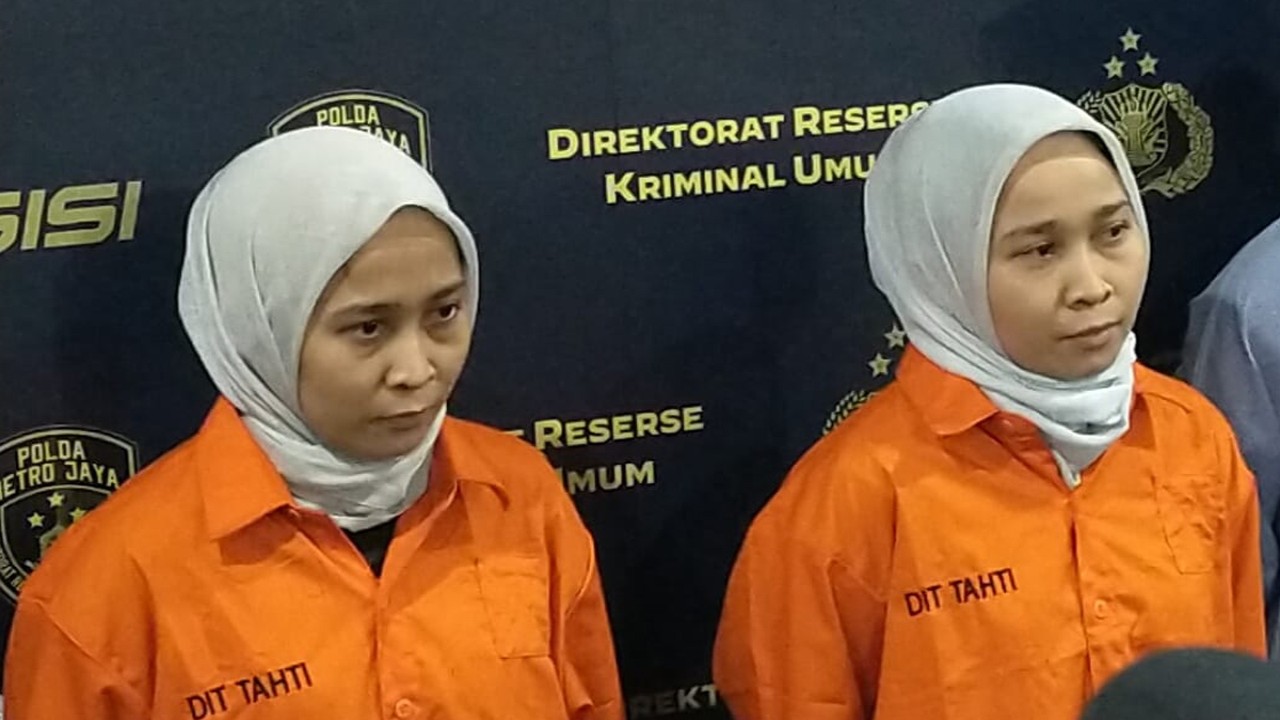 Si kembar Rihana-Rihani resmi kenakan baju tahanan Polda Metro Jaya.