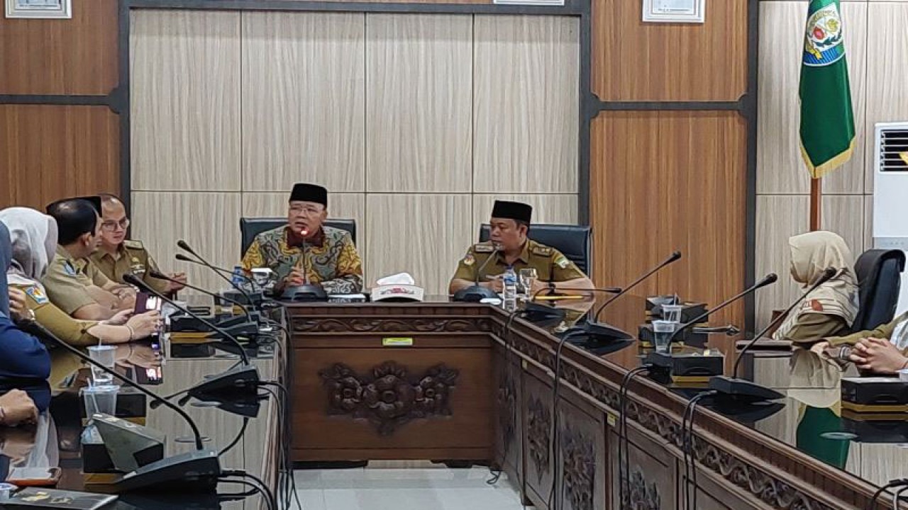 Gubernur Bengkulu Rohidin Mersyah bertemu dengan 10 calon penerima beasiswa Bengkulu Leadership Program di Bengkulu, Senin (24/7/2023). (ANTARA/Boyke Ledy Watra)