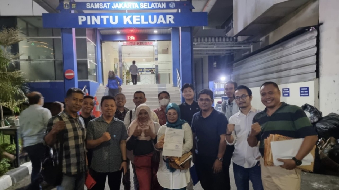 Saat Para Korban Melaporkan ke Polda Metro Jaya, Ibu Neneng (tengah pegang surat laporan) bersama Korban lain