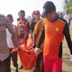Suasana saat tim SAR mengevakuasi korban yang hilang di panta (ANTARA/HO/ Humas Basarnas Tanggamus)-1690787299