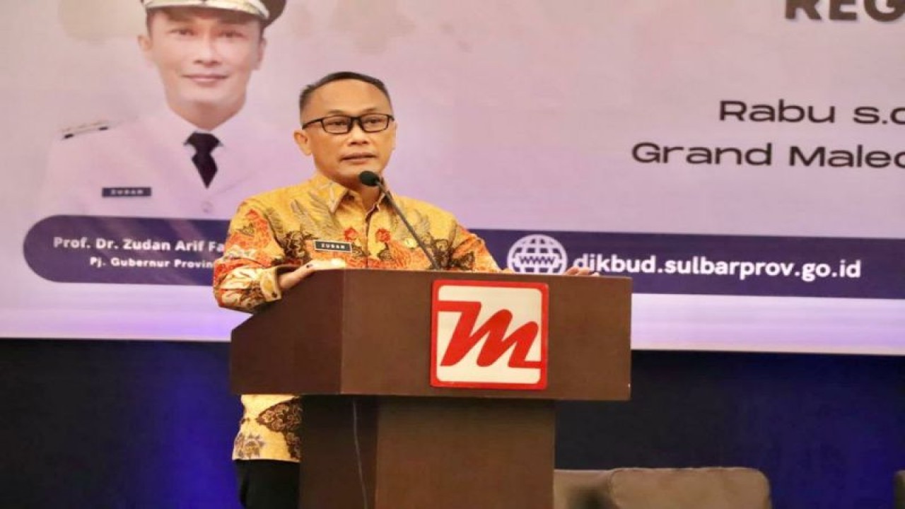 Penjabat Gubernur Sulbar Zudan Arif Fakrulloh pada rapat koordinasi efektivitas penerapan Standar Pelayanan Minimal (SPM) Pendidikan Regional Sulawesi, di Grand Maleo Hotel Mamuju, Kamis (6/7). (ANTARA/HO/Diskominfo Sulbar)