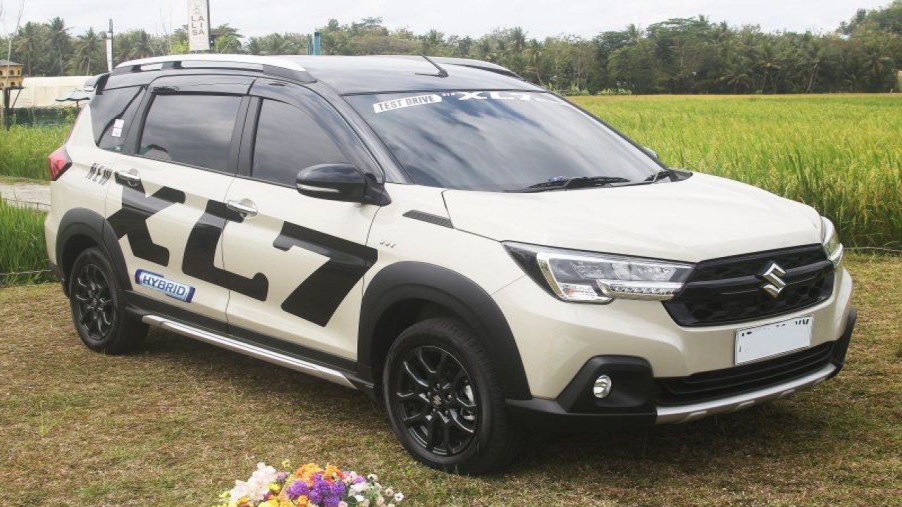 Suzuki New XL7 Hybrid Alpha A/T Savana Ivory + Black. (ANTARA/Ahmad Faishal)