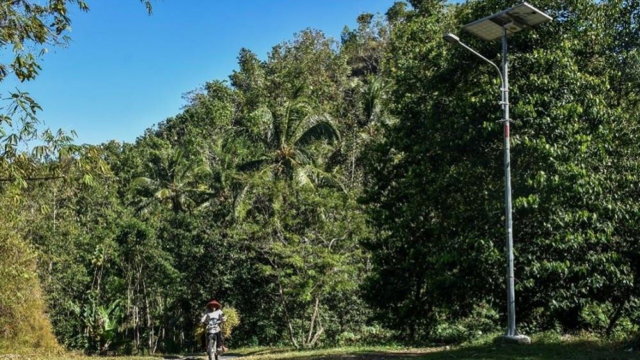 Sebanyak 135 PJU Tenaga Surya berbasis energi bersih menerangi wilayah Gunung Kidul, Daerah Istimewa Yogyakarta (DIY). (Kementerian ESDM)