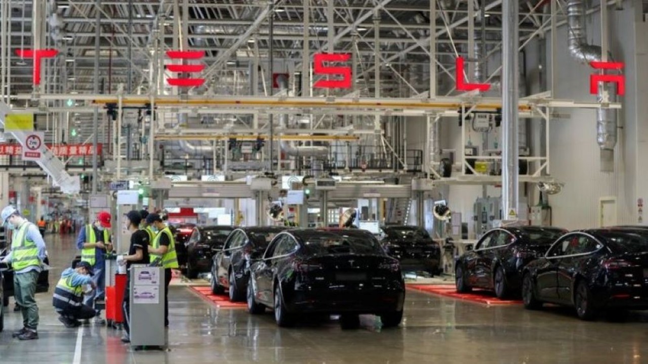 Karyawan bekerja di Gigafactory Tesla di Shanghai, China timur, pada 20 November 2020. (Ding Ting/Xinhua)