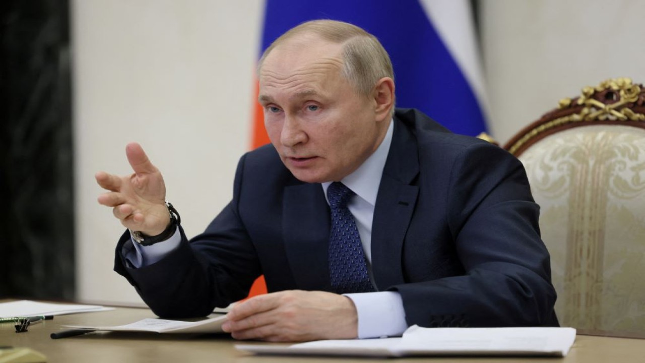 Presiden Rusia Vladimir Putin menyatakan upaya Amerika Serikat (AS) memasok bom tandan ke Ukraina adalah kejahatan. (Reuters)