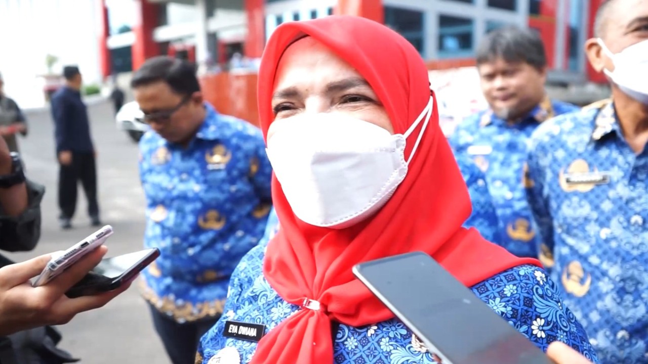 Walikota Bandar Lampung Hj.Eva Dwiana, pimpin langsung serah terima kendaraan dinas operasional roda dua untuk para lurah se- Kota Bandar Lampung.