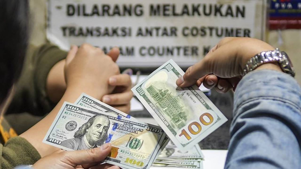Warga menukarkan mata uang dolar AS di sebuah gerai money changer di Jakarta. ANTARA FOTO/Galih Pradipta/wsj/aa.