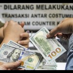 Warga menukarkan mata uang dolar AS di sebuah gerai money changer di Jakarta. ANTARA FOTO/Galih Pradipta/wsj/aa.-1689056511