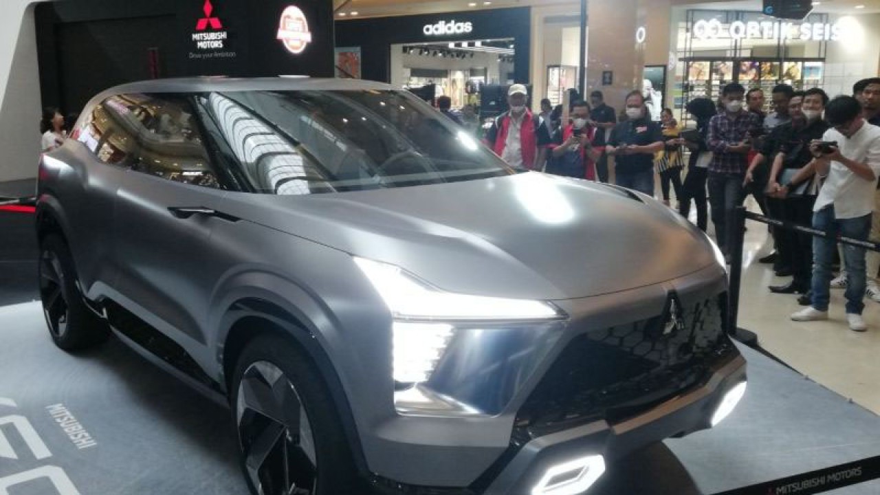 Ilustrasi - Mobil Mitsubishi XFC Concept yang dipamerkan pada gelaran Mitsubishi Motors Auto Show yang dihelat di Mal Paragon Semarang, Jumat (31/3/2023). (ANTARA/Zuhdiar Laeis)