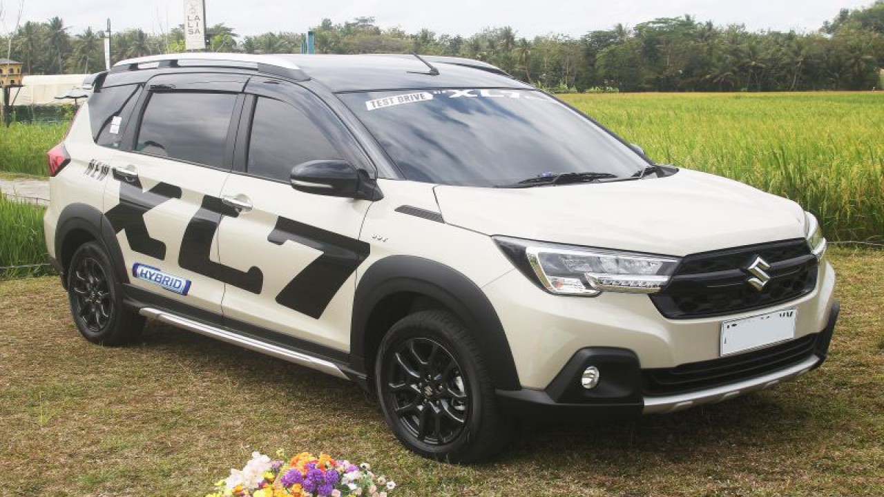 Suzuki New XL7 Hybrid Alpha A/T Savana Ivory + Black. (ANTARA/Ahmad Faishal)