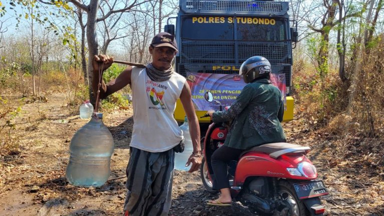 Seorang warga Dusun Langai, Desa Sumberkolak, Kecamatan Panarukan, Situbondo, Jatim, memikul air bersih bantuan Polres setempat. Kamis (3/8/2023) ANTARA/Novi Husdinariyanto