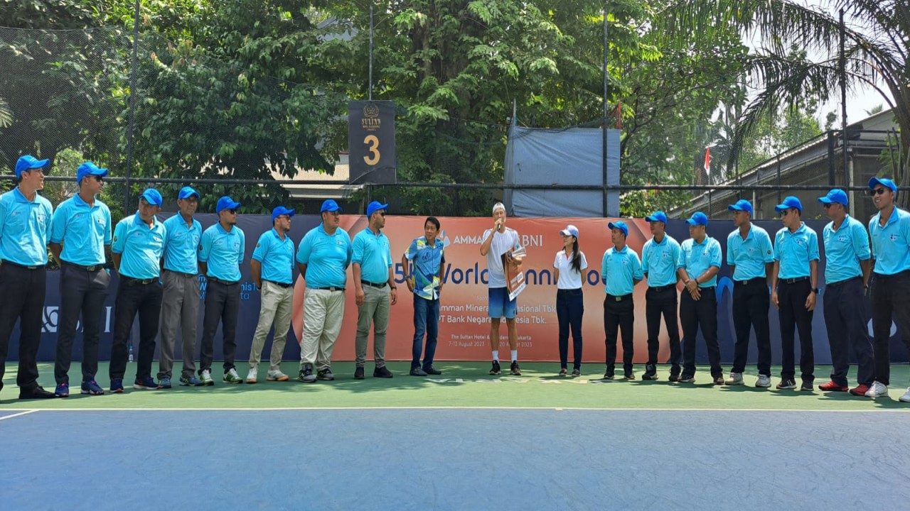 Juara tunggal putra turnamen tenis Amman BNI M25K Seri II Leo Borg didampingi perwakilan sponsor dan perangkat memberikan sambutan usai laga final/ist