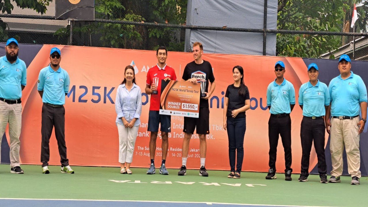 Juara ganda putra Markos Kalovelonis/Khumoyun Sultanov bersama Panitia dan perwakilan sponsor/ist 