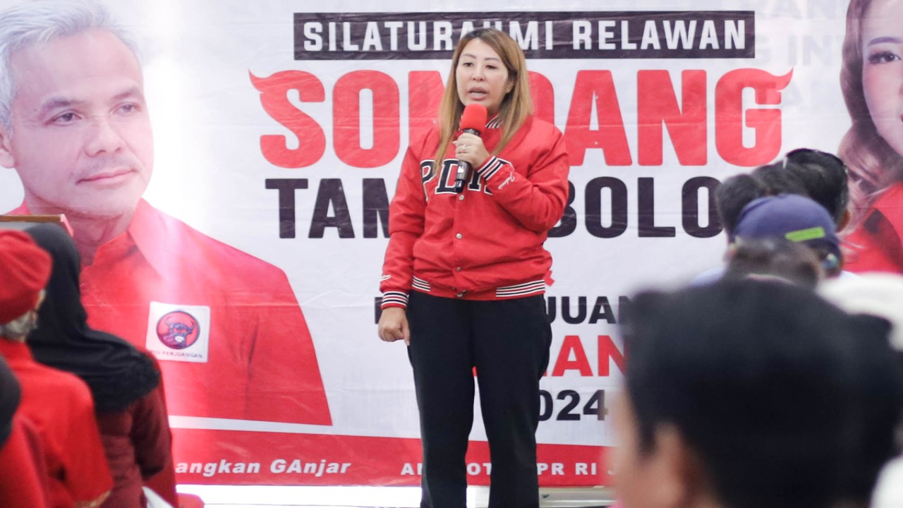 Anggota DPR RI Fraksi PDI Perjuangan Sondang Tampubolon bersama para relawan. (Wira Ginting)