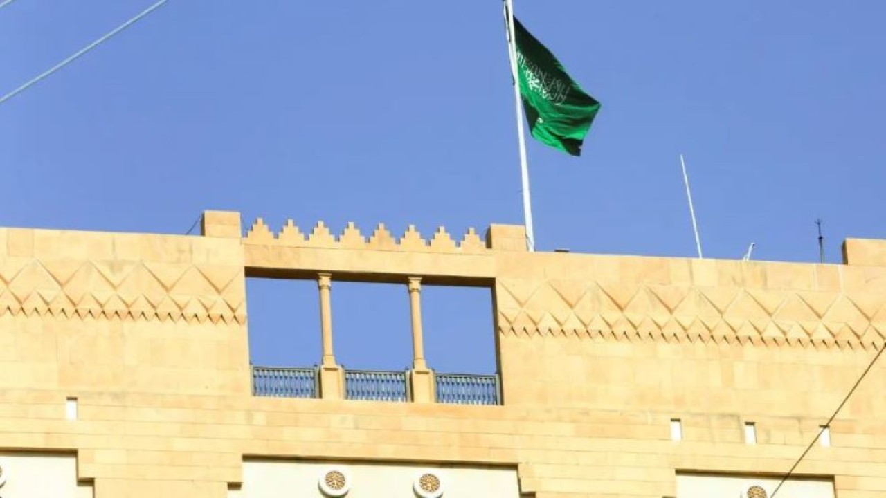 Bendera Arab Saudi berkibar di atas Kedutaan Besar Arab Saudi di Beirut, Lebanon, pada 30 Oktober 2021. (Reuters)