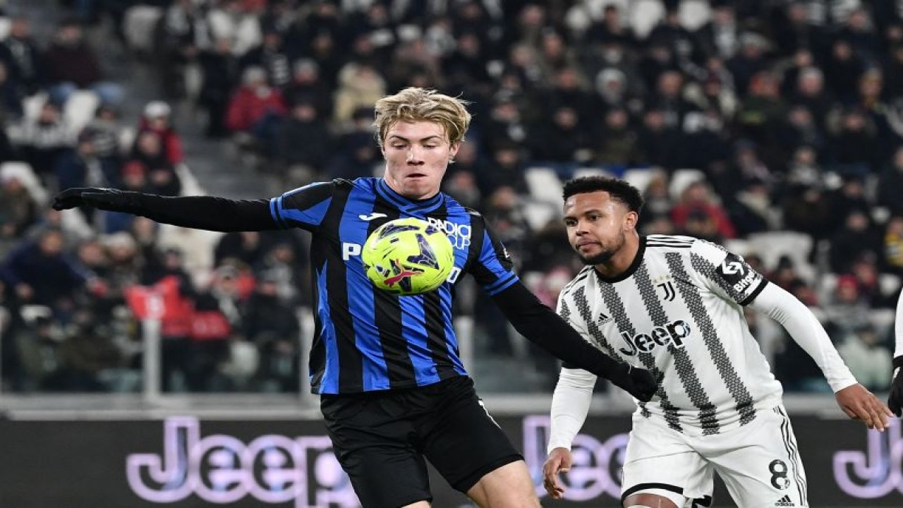 Arsip - Rasmus Hojlund (kiri) saat masih memperkuat Atalanta (Photo by Isabella BONOTTO / AFP) (AFP/ISABELLA BONOTTO)